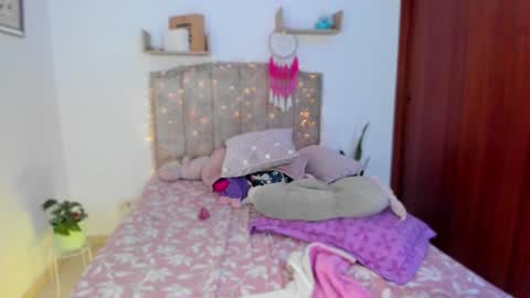 Snapshot of cherries_and_wine_ chatting on 02/06/25, 11:37 cherries_and_wine_ online show from 02/06/25, 11:37