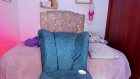 Snapshot of cherries_and_wine_ chatting on 02/28/25, 10:28 cherries_and_wine_ online show from 02/28/25, 10:28