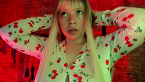 Snapshot of cherry_xoxx chatting on 10/24/25, 11:39 online show from 10/24/25, 11:39