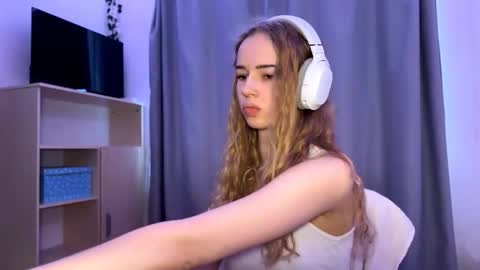 Evie online show from 10/22/25, 09:42