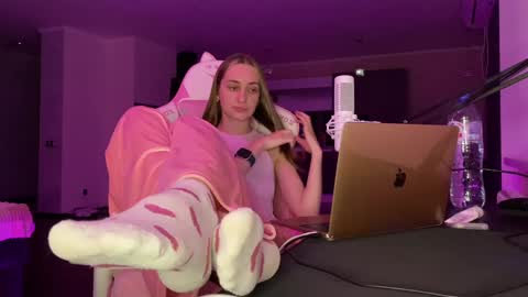 Snapshot of chillgoddess chatting on 12/09/24, 04:37 Goddess Vika - owner of all ur money online show from 12/09/24, 04:37