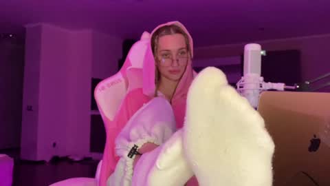 Snapshot of chillgoddess chatting on 12/14/24, 03:15 Goddess Vika - owner of all ur money online show from 12/14/24, 03:15