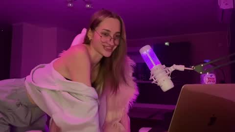 Snapshot of chillgoddess chatting on 12/24/24, 06:28 Goddess Vika - owner of all ur money online show from 12/24/24, 06:28