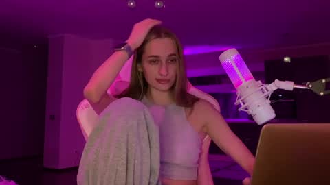 Snapshot of chillgoddess chatting on 12/25/24, 04:11 Goddess Vika - owner of all ur money online show from 12/25/24, 04:11