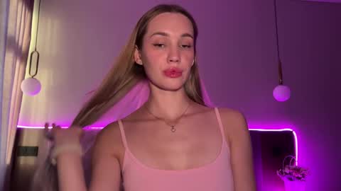 Snapshot of chillgoddess chatting on 10/21/25, 01:56 Goddess Vika - owner of all ur money online show from 10/21/25, 01:56