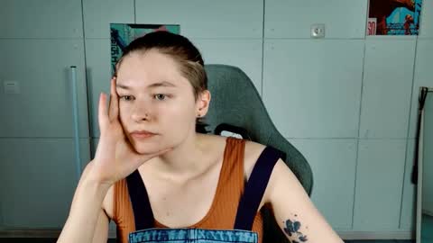 Snapshot of chillsnail_bro chatting on 02/08/26, 09:02 Bella online show from 02/08/26, 09:02