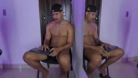 Snapshot of chirshot21_ chatting on 07/08/26, 12:20 Chris online show from 07/08/26, 12:20