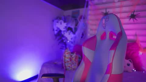 CLOE  online show from 10/22/25, 08:52