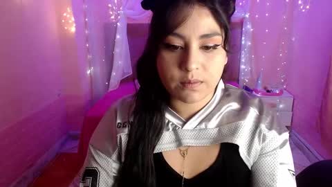 chloe_smith5 online show from 09/17/25, 01:57