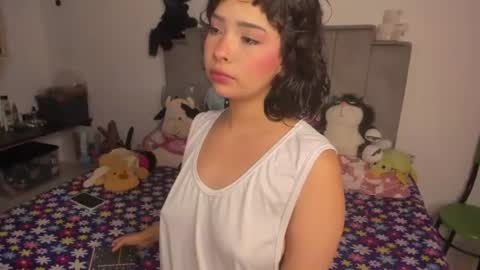Snapshot of chloe_watson_ chatting on 07/04/26, 11:44 online show from 07/04/26, 11:44