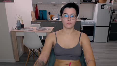 Snapshot of chloe_x_ chatting on 12/01/24, 09:59 Eva and Sandra online show from 12/01/24, 09:59