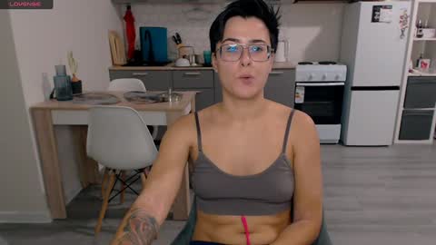 Snapshot of chloe_x_ chatting on 12/04/24, 03:32 Eva and Sandra online show from 12/04/24, 03:32