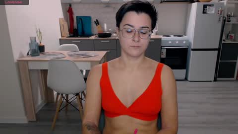 Snapshot of chloe_x_ chatting on 12/05/24, 05:28 Eva and Sandra online show from 12/05/24, 05:28