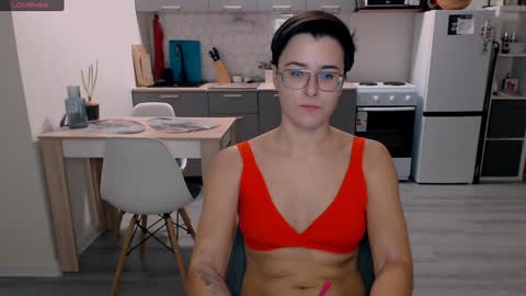 Snapshot of chloe_x_ chatting on 12/08/24, 06:17 Eva and Sandra online show from 12/08/24, 06:17