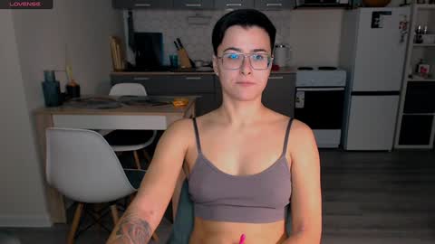 Snapshot of chloe_x_ chatting on 12/14/24, 07:14 Eva and Sandra online show from 12/14/24, 07:14