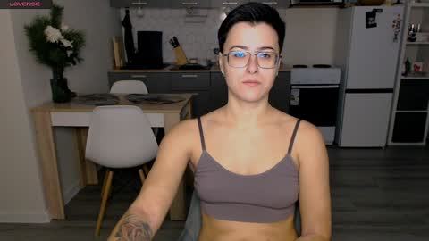 Snapshot of chloe_x_ chatting on 12/19/24, 11:07 Eva and Sandra online show from 12/19/24, 11:07