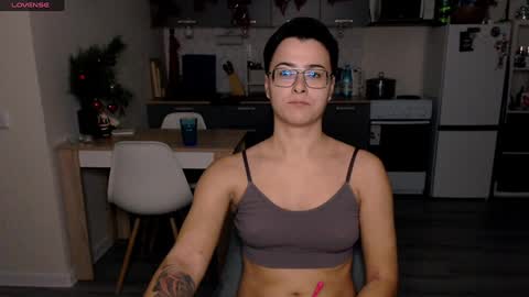 Snapshot of chloe_x_ chatting on 12/23/24, 08:47 Eva and Sandra online show from 12/23/24, 08:47