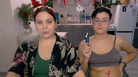 Snapshot of chloe_x_ chatting on 12/27/24, 05:37 Eva and Sandra online show from 12/27/24, 05:37