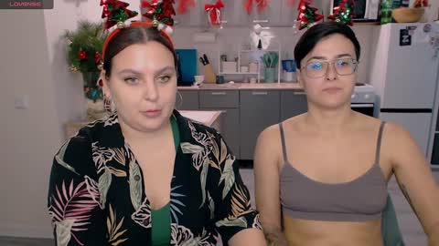 Snapshot of chloe_x_ chatting on 12/30/24, 08:58 Eva and Sandra online show from 12/30/24, 08:58