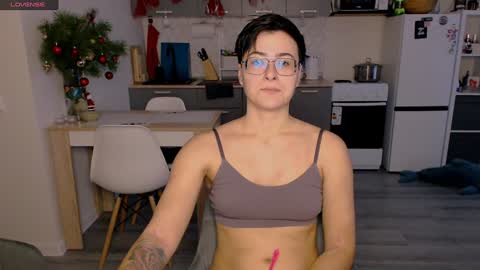 Snapshot of chloe_x_ chatting on 01/04/25, 09:54 Eva and Sandra online show from 01/04/25, 09:54