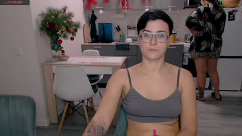 Snapshot of chloe_x_ chatting on 01/04/25, 07:44 Eva and Sandra online show from 01/04/25, 07:44