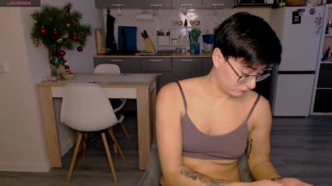 Snapshot of chloe_x_ chatting on 01/05/25, 10:21 Eva and Sandra online show from 01/05/25, 10:21