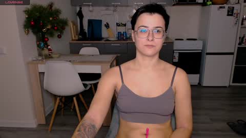 Snapshot of chloe_x_ chatting on 01/08/25, 04:54 Eva and Sandra online show from 01/08/25, 04:54