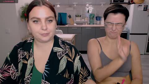 Snapshot of chloe_x_ chatting on 01/08/25, 07:56 Eva and Sandra online show from 01/08/25, 07:56