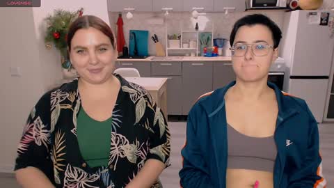 Snapshot of chloe_x_ chatting on 01/08/25, 10:58 Eva and Sandra online show from 01/08/25, 10:58