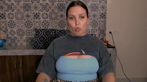 Snapshot of chloe_x_ chatting on 02/08/25, 10:40 Eva and Sandra online show from 02/08/25, 10:40