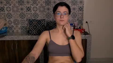 Snapshot of chloe_x_ chatting on 02/09/25, 03:56 Eva and Sandra online show from 02/09/25, 03:56