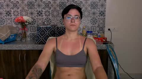 Snapshot of chloe_x_ chatting on 02/16/25, 05:15 Eva and Sandra online show from 02/16/25, 05:15