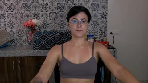 Snapshot of chloe_x_ chatting on 02/18/25, 08:38 Eva and Sandra online show from 02/18/25, 08:38