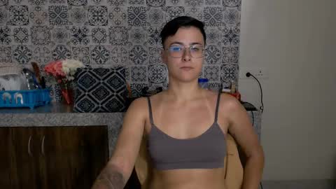 Snapshot of chloe_x_ chatting on 02/20/25, 04:57 Eva and Sandra online show from 02/20/25, 04:57