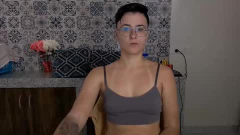 Snapshot of chloe_x_ chatting on 02/21/25, 05:02 Eva and Sandra online show from 02/21/25, 05:02