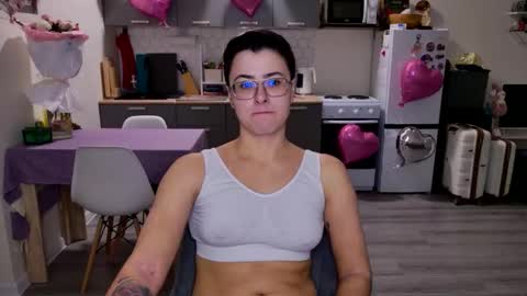 Snapshot of chloe_x_ chatting on 02/13/26, 10:17 Eva and Sandra online show from 02/13/26, 10:17