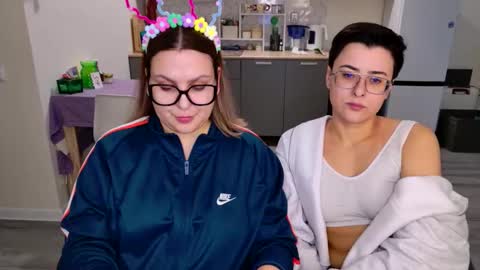 Snapshot of chloe_x_ chatting on 02/25/26, 06:23 Eva and Sandra online show from 02/25/26, 06:23