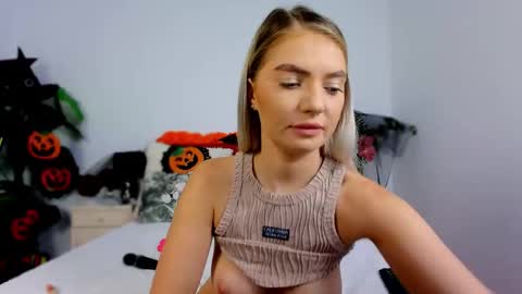 Chloe online show from 10/26/25, 05:02