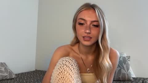 Snapshot of chloeros3e chatting on 09/15/25, 08:20 chloeros3e online show from 09/15/25, 08:20