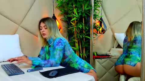 Snapshot of chloevee chatting on 06/23/26, 05:16 Chloe Vee online show from 06/23/26, 05:16