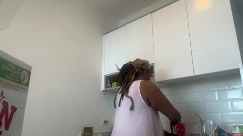 Snapshot of chocolatecakequeen chatting on 12/20/24, 03:31 ChocolateCakeQueen online show from 12/20/24, 03:31