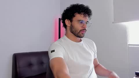 Im Chirs IM MODEL INDEPENDT online show from 09/10/25, 04:07