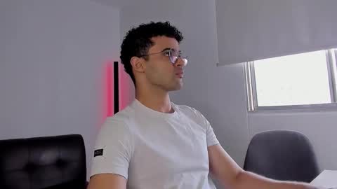 Im Chirs IM MODEL INDEPENDT online show from 09/30/25, 06:24