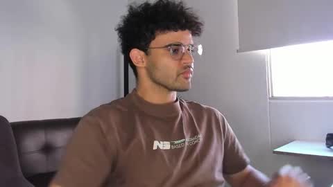 Im Chirs IM MODEL INDEPENDT online show from 11/05/25, 08:09