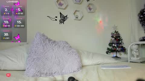 Snapshot of christal_cutee chatting on 12/14/24, 03:51 Christal online show from 12/14/24, 03:51