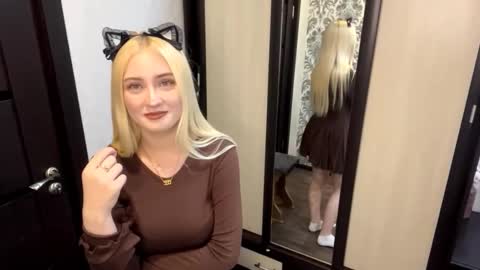 Snapshot of christeneweslow chatting on 10/15/25, 04:29 Aurora online show from 10/15/25, 04:29