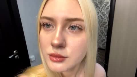 Snapshot of christeneweslow chatting on 10/23/25, 04:17 Aurora online show from 10/23/25, 04:17