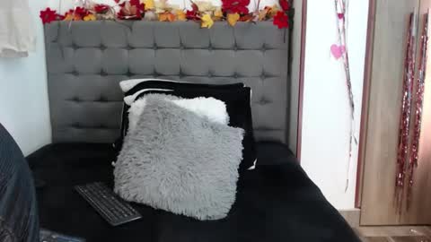 Christine Moore online show from 12/22/25, 04:04