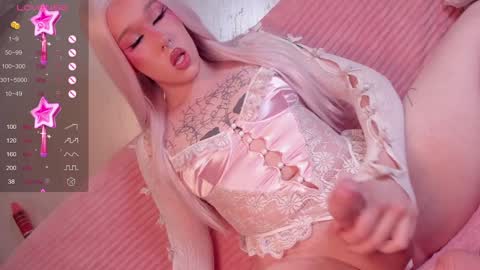 Snapshot of christinaloveu chatting on 12/08/24, 01:36 crisss online show from 12/08/24, 01:36