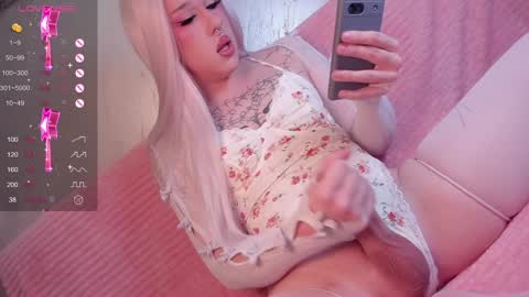 Snapshot of christinaloveu chatting on 12/13/24, 01:12 crisss online show from 12/13/24, 01:12